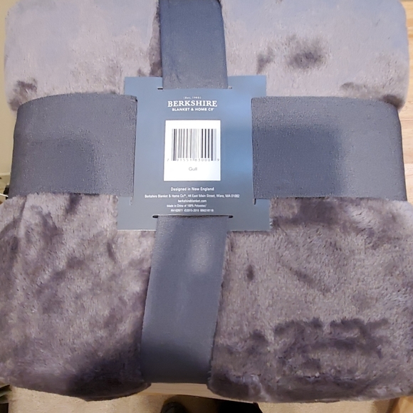Berkshire plush throw. New - Picture 2 of 3